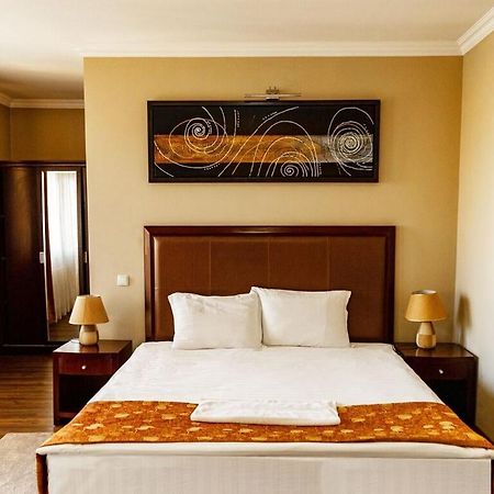 Boutique Hotel Igmas, Prishtina พริสตีนา ภายนอก รูปภาพ
