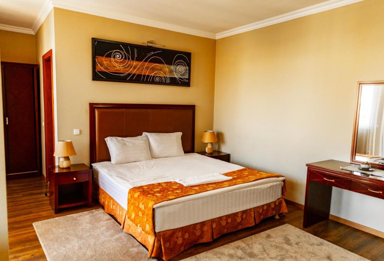 Boutique Hotel Igmas, Prishtina พริสตีนา ภายนอก รูปภาพ
