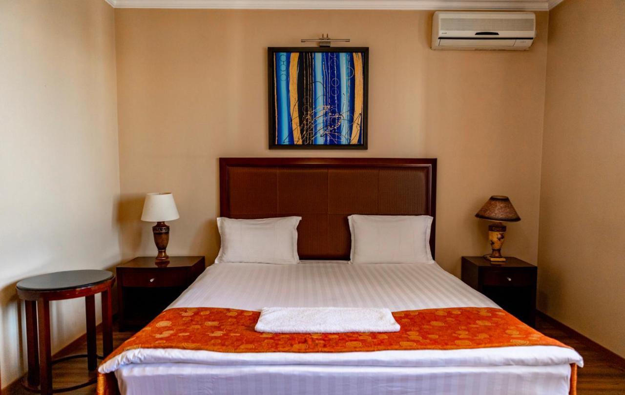 Boutique Hotel Igmas, Prishtina พริสตีนา ภายนอก รูปภาพ