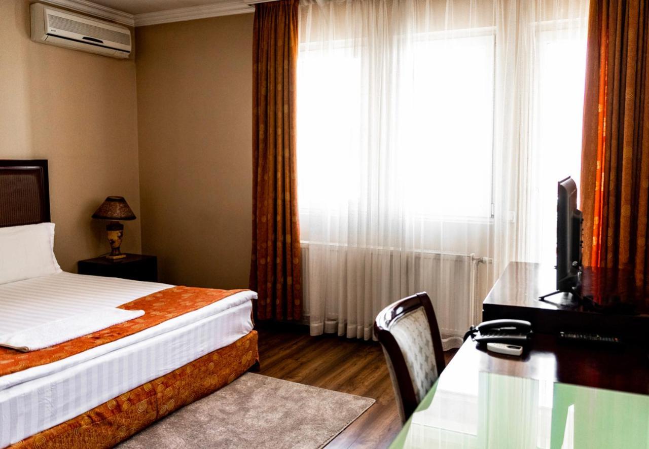 Boutique Hotel Igmas, Prishtina พริสตีนา ภายนอก รูปภาพ