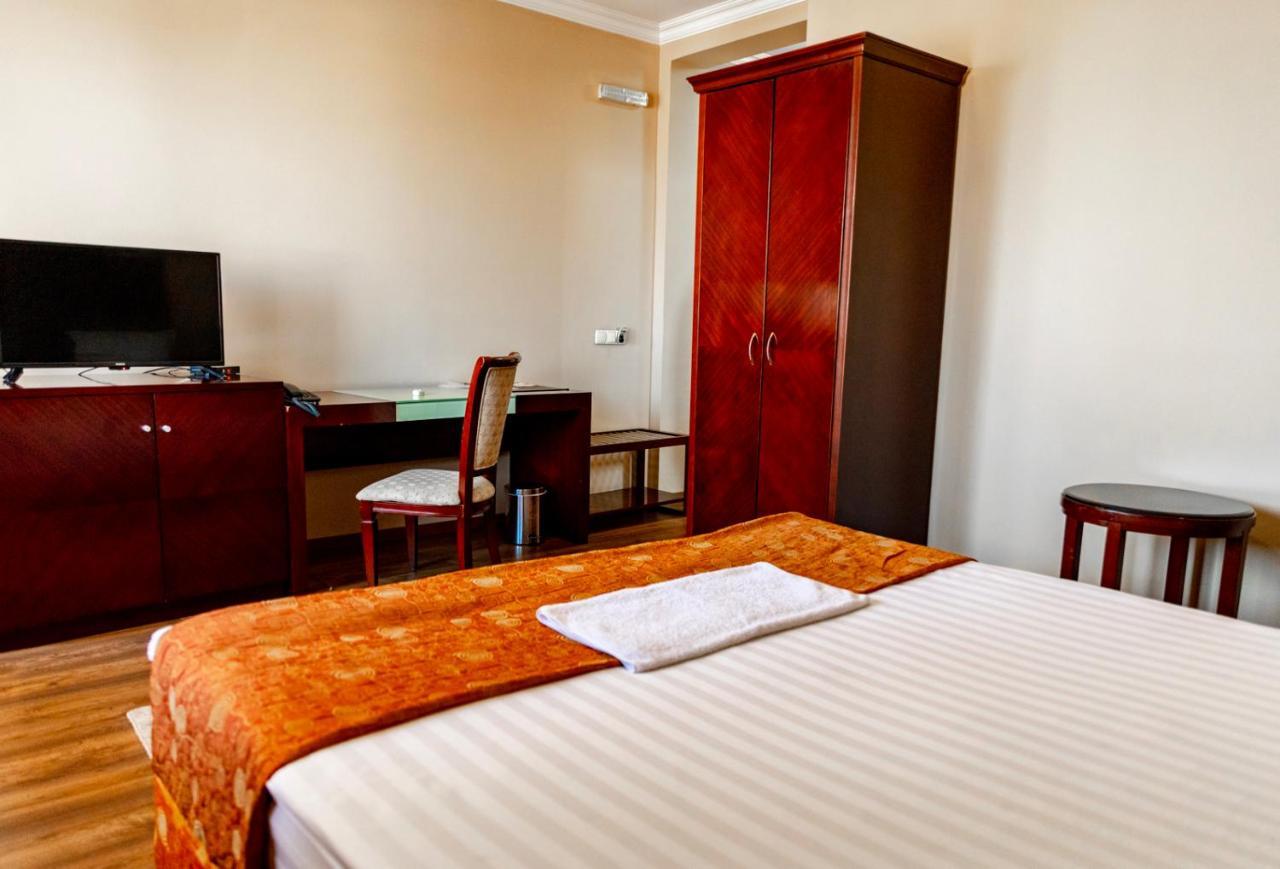 Boutique Hotel Igmas, Prishtina พริสตีนา ภายนอก รูปภาพ