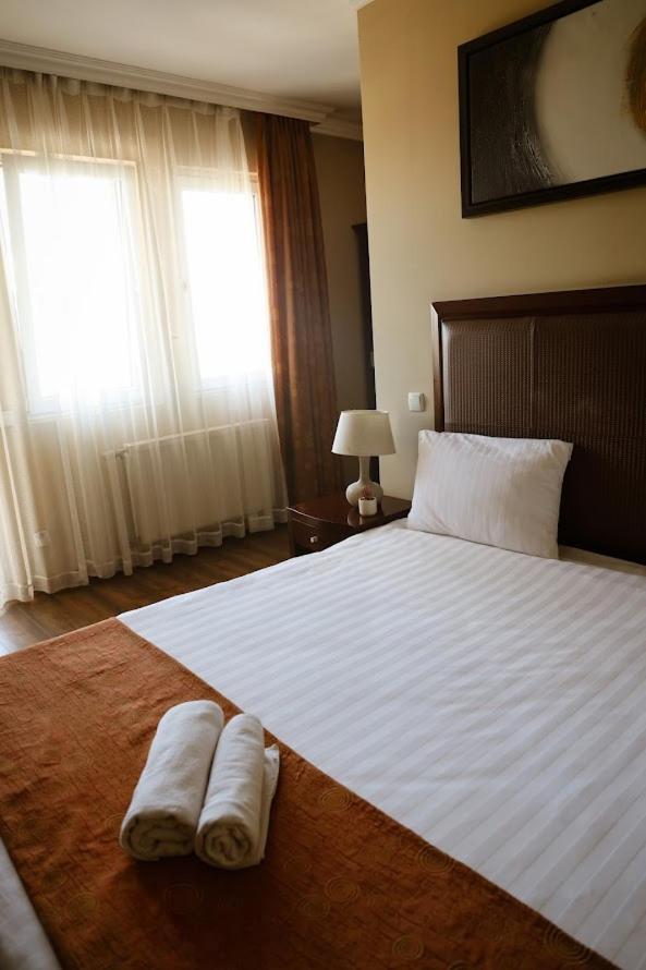 Boutique Hotel Igmas, Prishtina พริสตีนา ภายนอก รูปภาพ